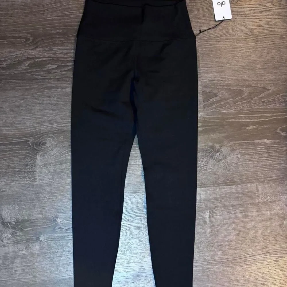 NWT Alo Yoga 7/8 High-Waist Airbrush Leggings, size medium in black NWT & bag